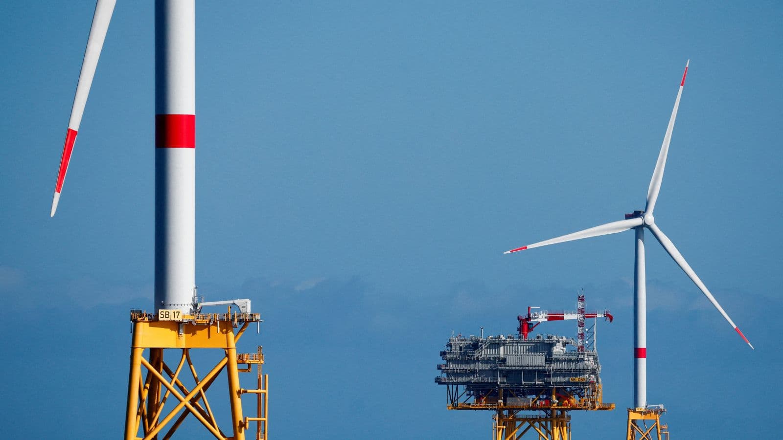 ترمب يطلب إلغاء مشروع طاقة رياح بحرية بقيمة 6 مليارات دولار