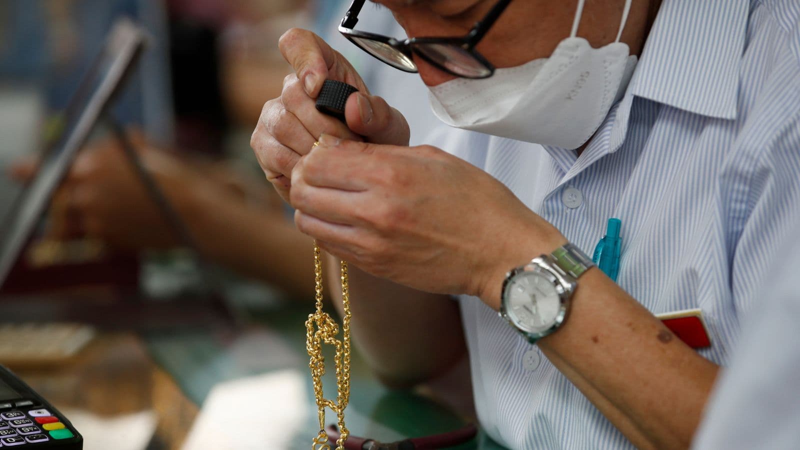 الذهب يتجاوز ذروته التاريخية المعدلة حسب التضخم المسجلة في 1980