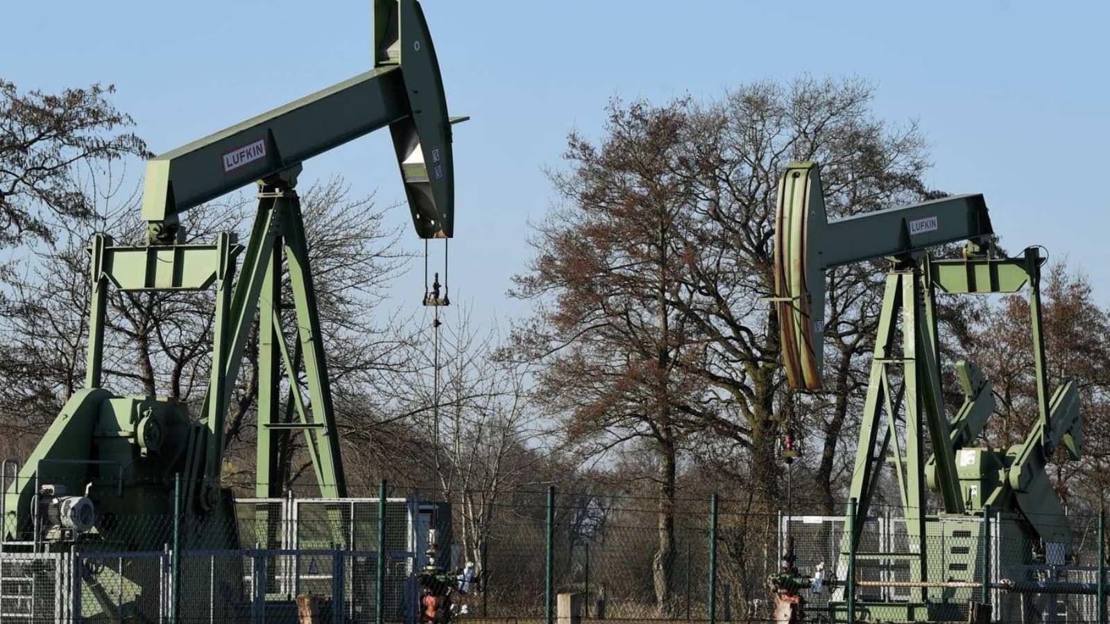 أسعار النفط تهبط بأكثر من 1% مع زيادة الإمدادات رغم خفض الفائدة الأمريكية 