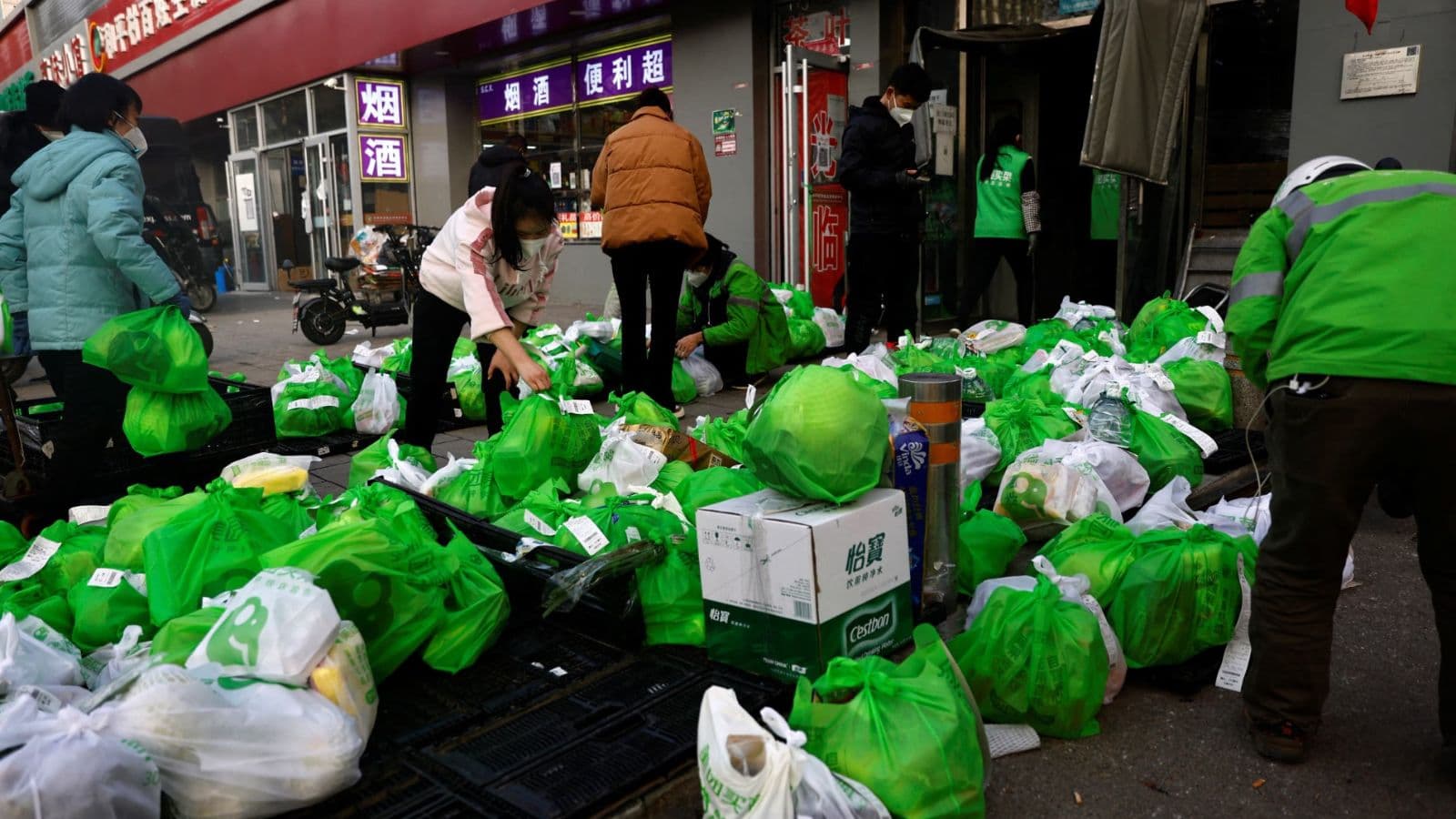 طاولات فارغة وأرباح متآكلة بفعل حرب توصيل الطعام في الصين