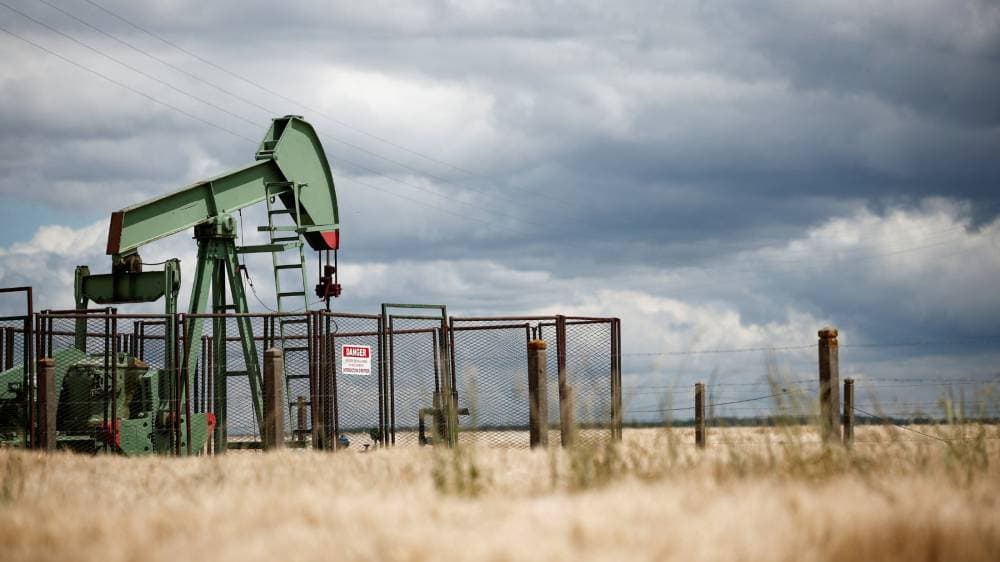 انخفاض مخزونات الخام الأمريكية يدفع أسعار النفط إلى الارتفاع لليوم الثاني