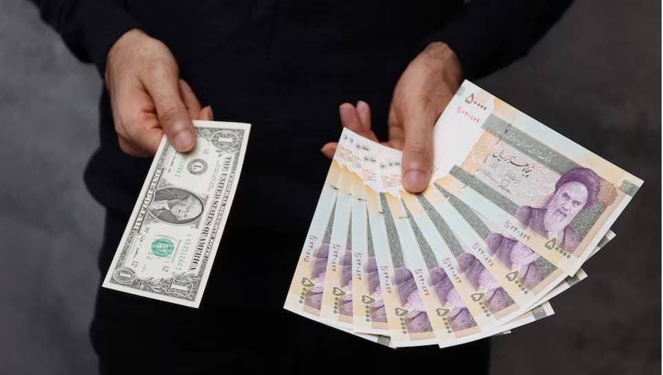 الريال الإيراني يسجل هبوطا قياسيا بعد إعادة فرض العقوبات