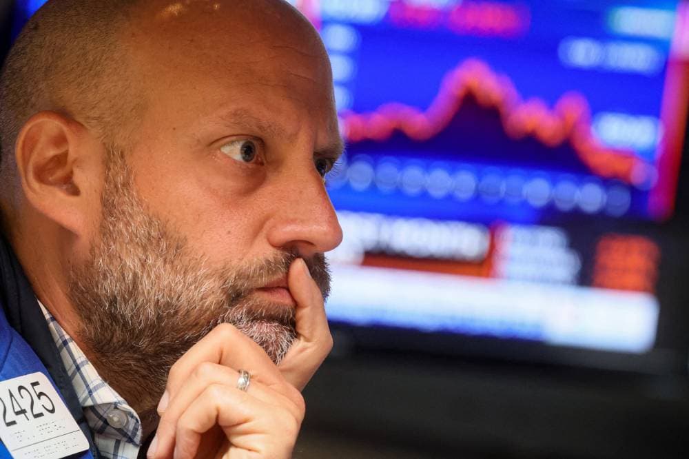 وول ستريت تهبط مع تقييم المستثمرين مدى قانونية الرسوم الجمركية