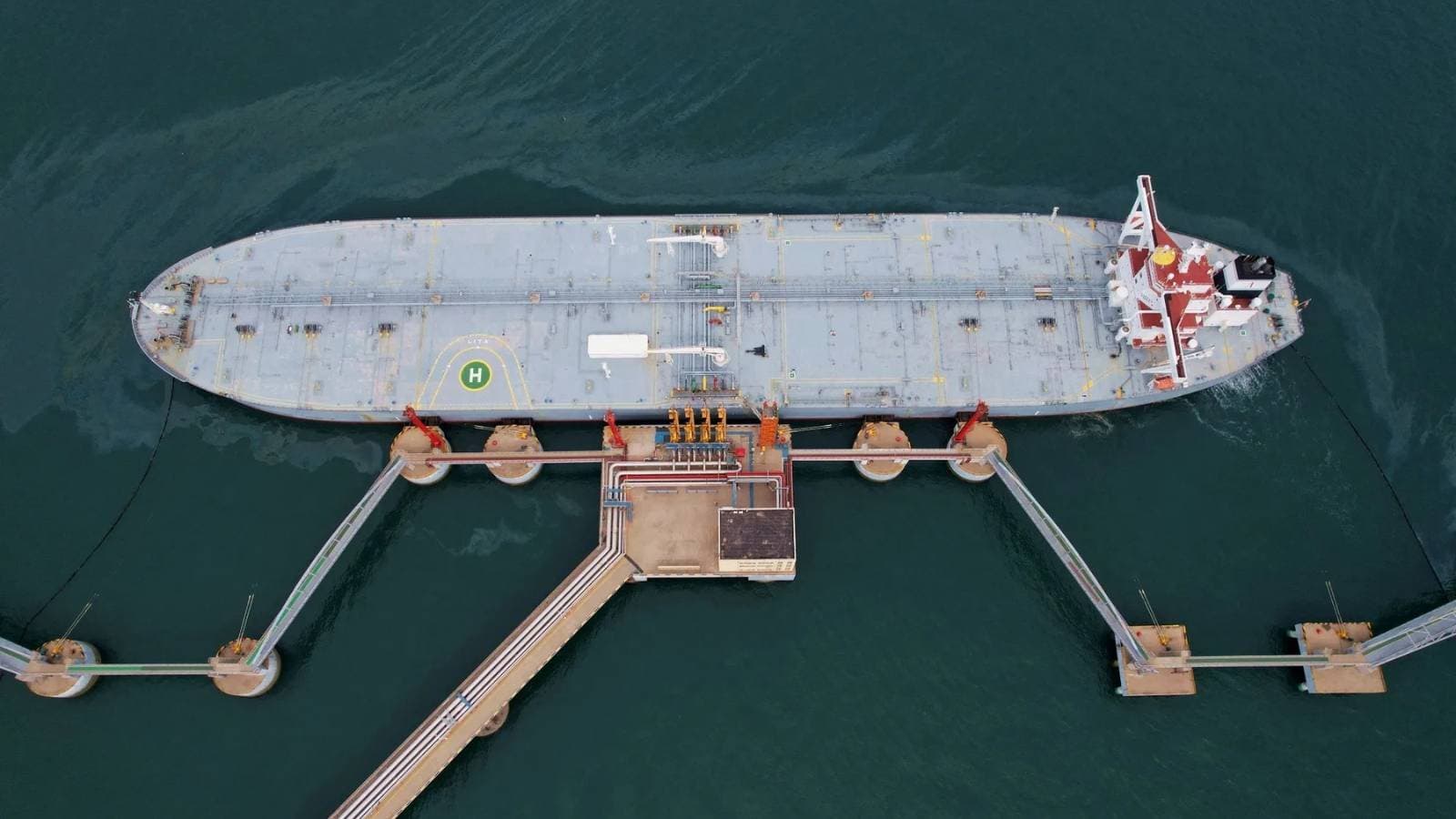 النفط يصعد 1% عند التسوية بعد فرض أمريكا عقوبات تستهدف النفط الإيراني