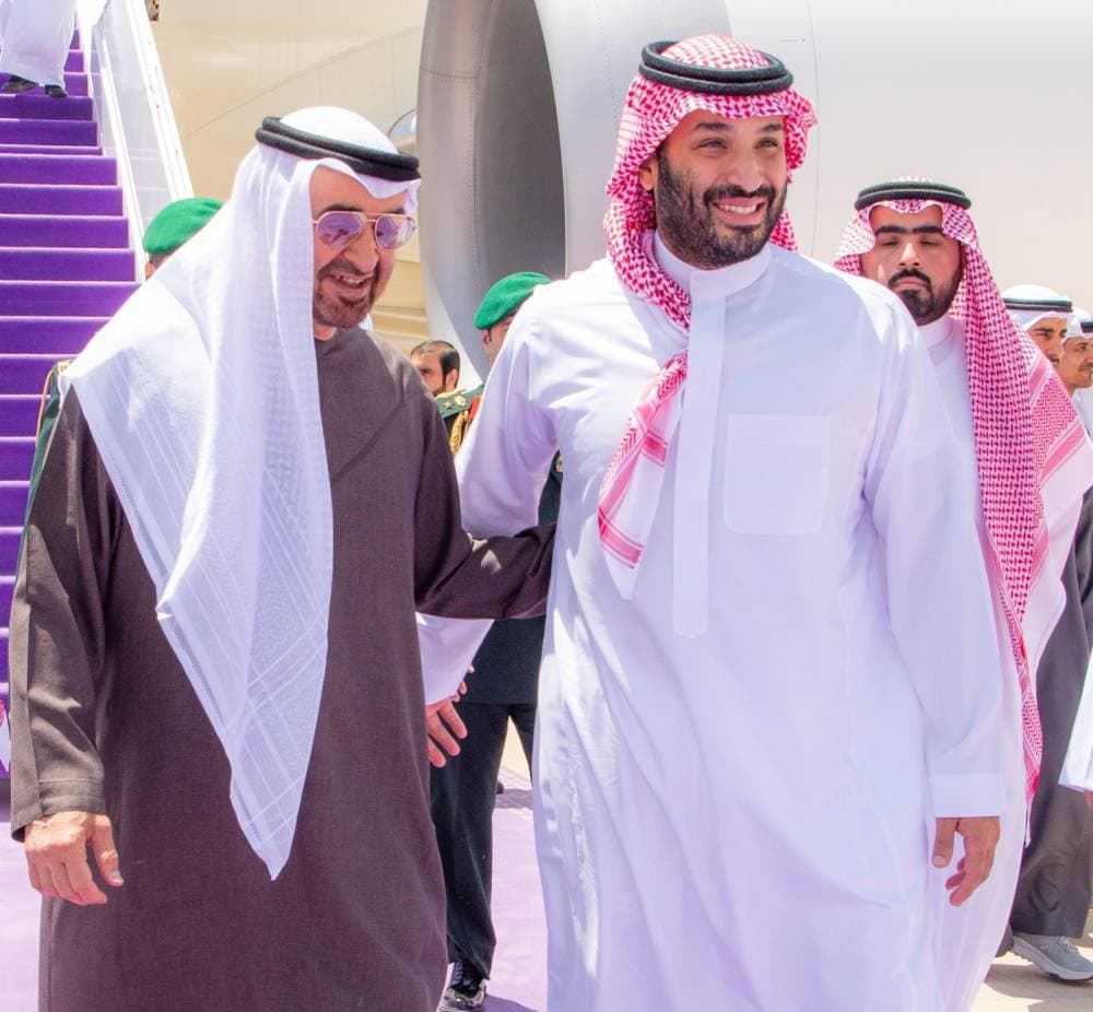 ولي العهد السعودي ورئيس الإمارات يستعرضان تطورات الأوضاع الإقليمية