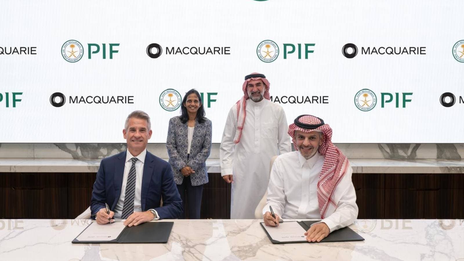 "PIF" و "ماكواري" يوقعان مذكرة لتعزيز الاستثمار في قطاعات رئيسية في السعودية