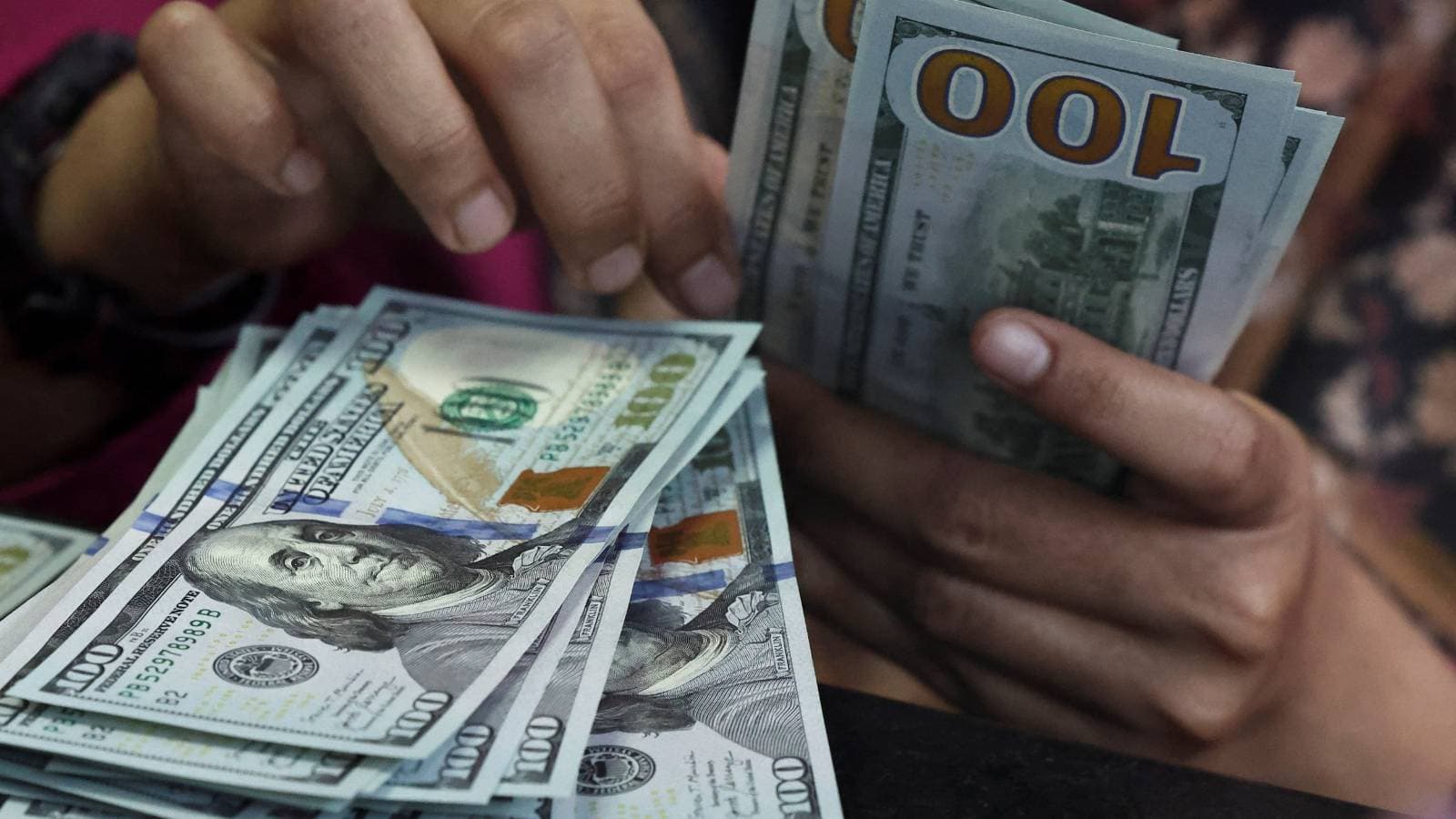 الدولار عند أدنى مستوى في 7 أسابيع مع تزايد احتمالات خفض الفائدة