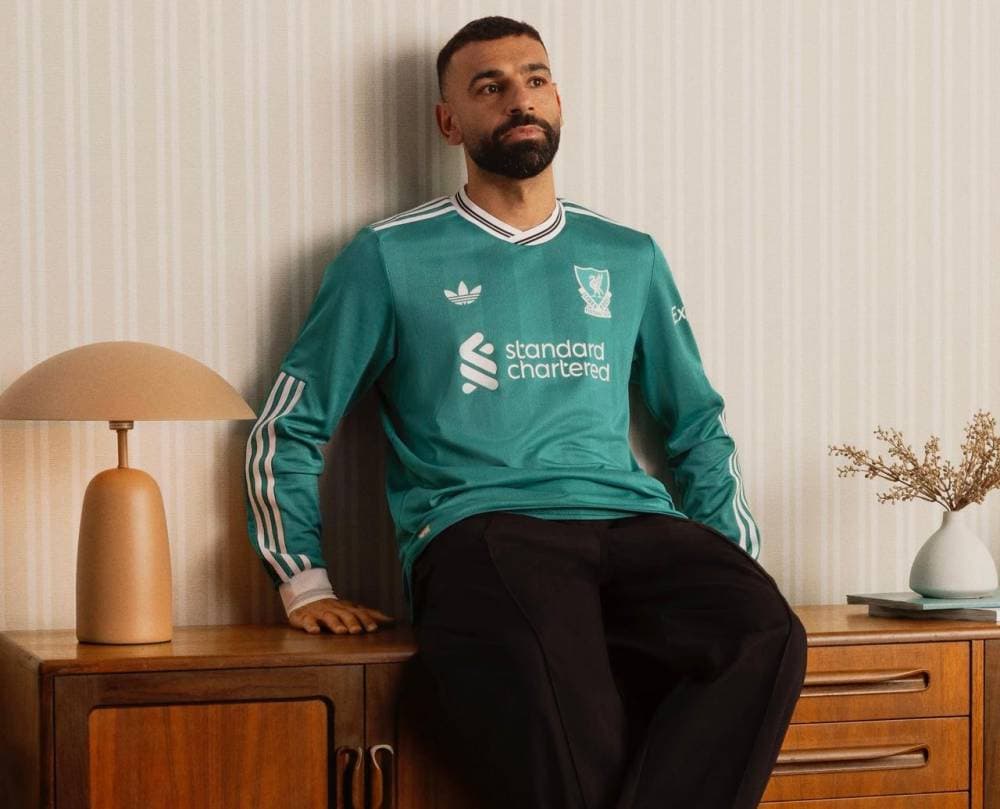 ليفربول و"أديداس" يدشنان "القميص الكلاسيكي" .. 70% من المشريات من 150 دولة