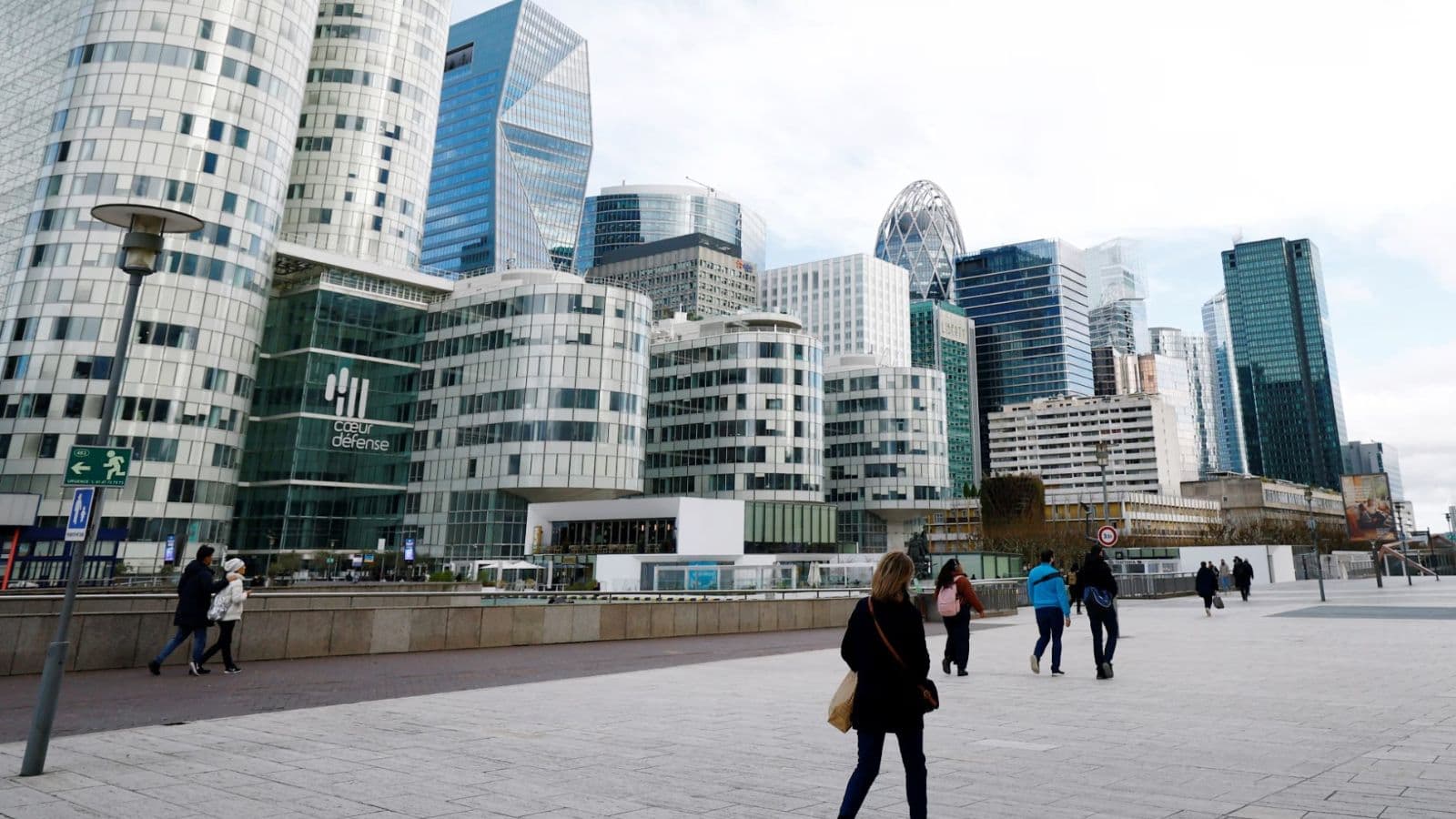 الاقتصادات المتقدمة تحت ضغط الديون وسط تصاعد المخاطر المالية العالمية