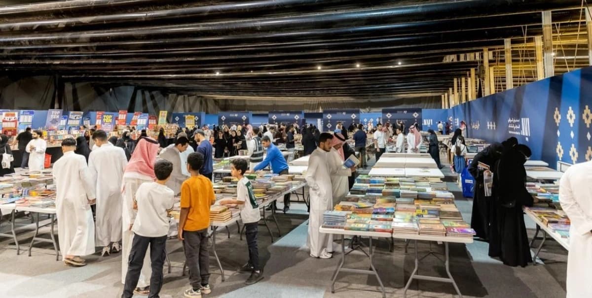 مبيعات الكتب الورقية لا تتراجع .. والروايات وكتب الدين تتصدران المشهد