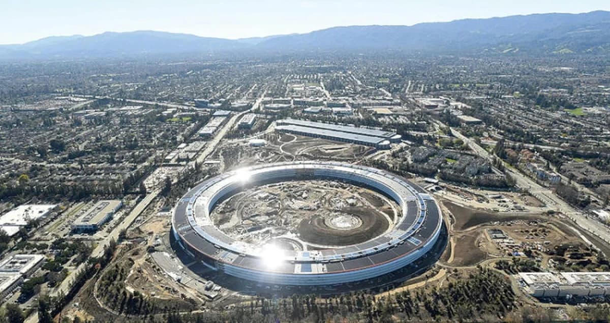 وادي السيليكون .. ماذا يحدث عندما ينزلق أحد العمالقة في لعبة الذكاء الاصطناعي؟