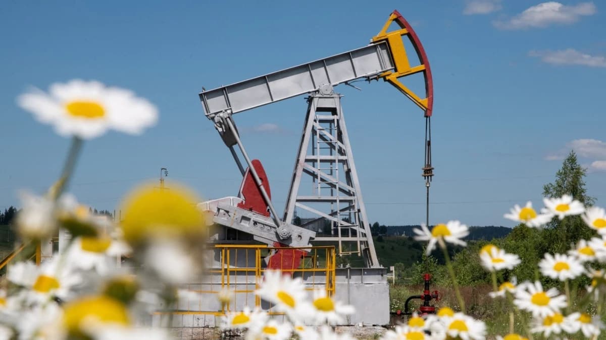 النفط يرتفع 1% بعدما قالت أمريكا إن الهند ستوقف شراء الخام من روسيا