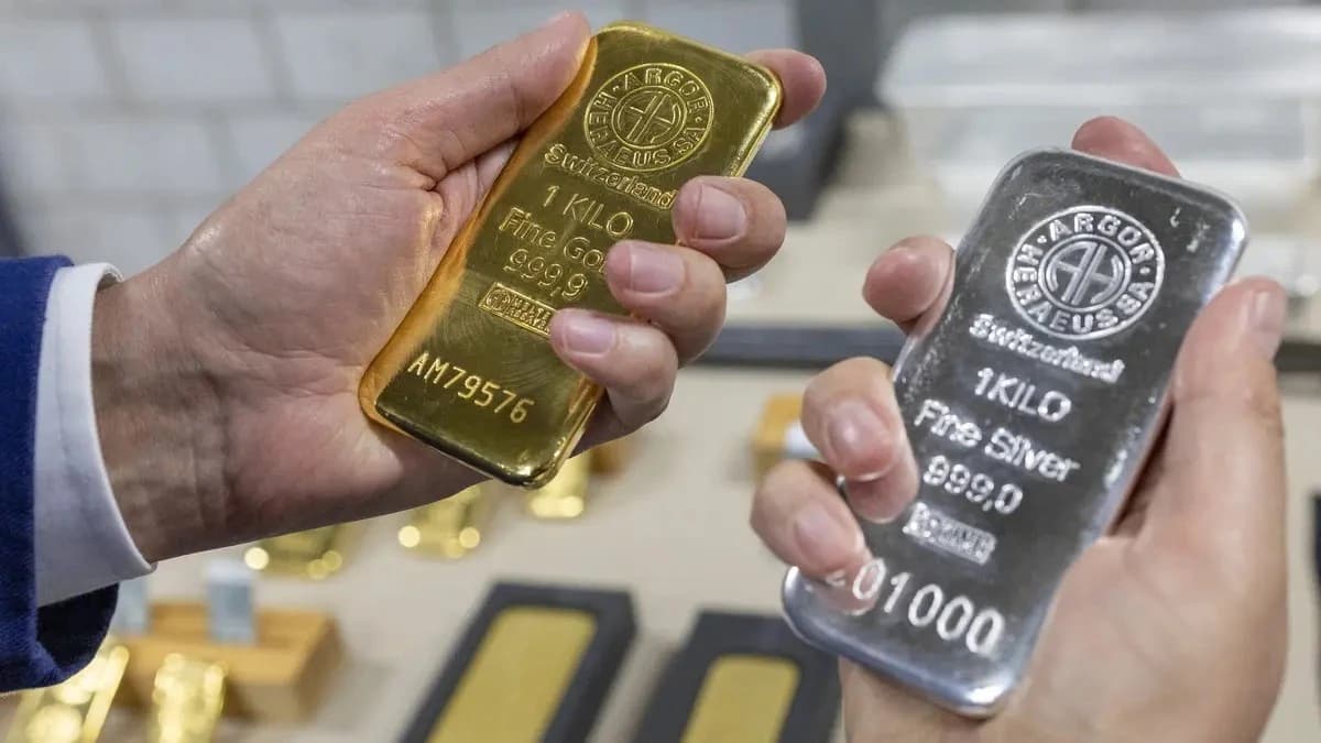 أسعار الذهب تتراجع بأكثر من 2% عن ذروة قياسية والفضة 5.6 %