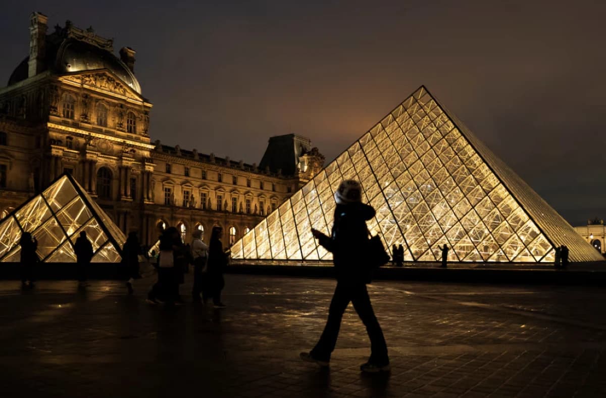 إغلاق متحف اللوفر في فرنسا بعد السطو على "مجوهرات لا تُقدر بثمن"