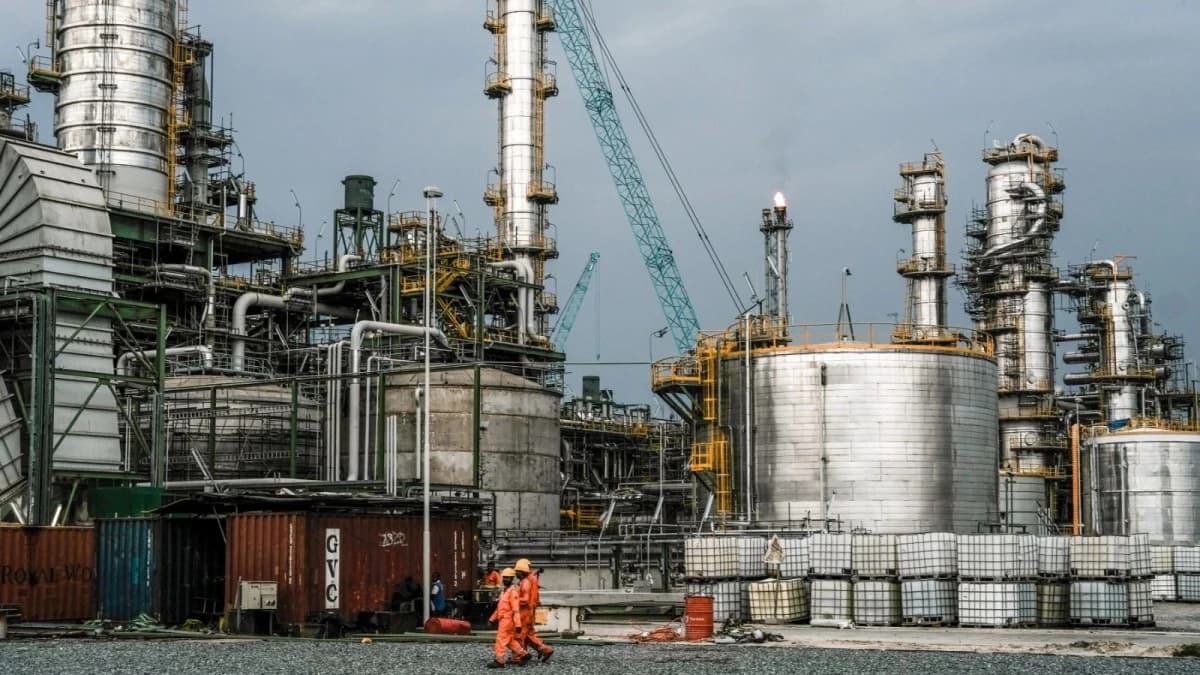 النفط ينخفض وسط ترقب للمحادثات بين بكين وواشنطن