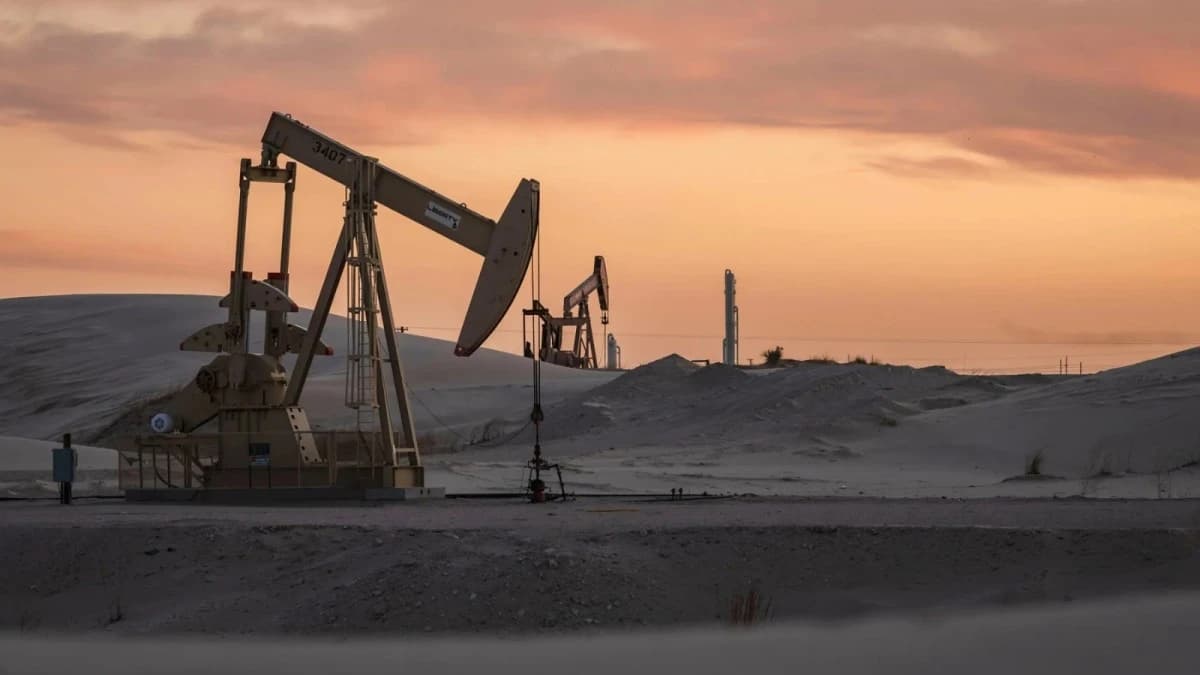 ارتفاع طفيف في أسعار النفط وسط توقعات بانخفاض المخزونات الأمريكية