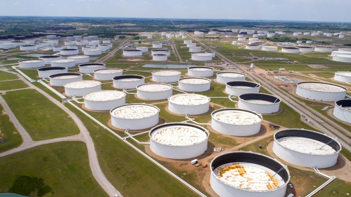 النفط يتراجع بعد ارتفاعه الكبير ويتجه لزيادة أسبوعية وسط مخاوف بشأن الإمدادات