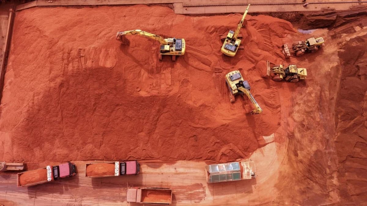 سعر الحديد تحت الضغط مع اهتزاز مستوى الدعم عند 100 دولار