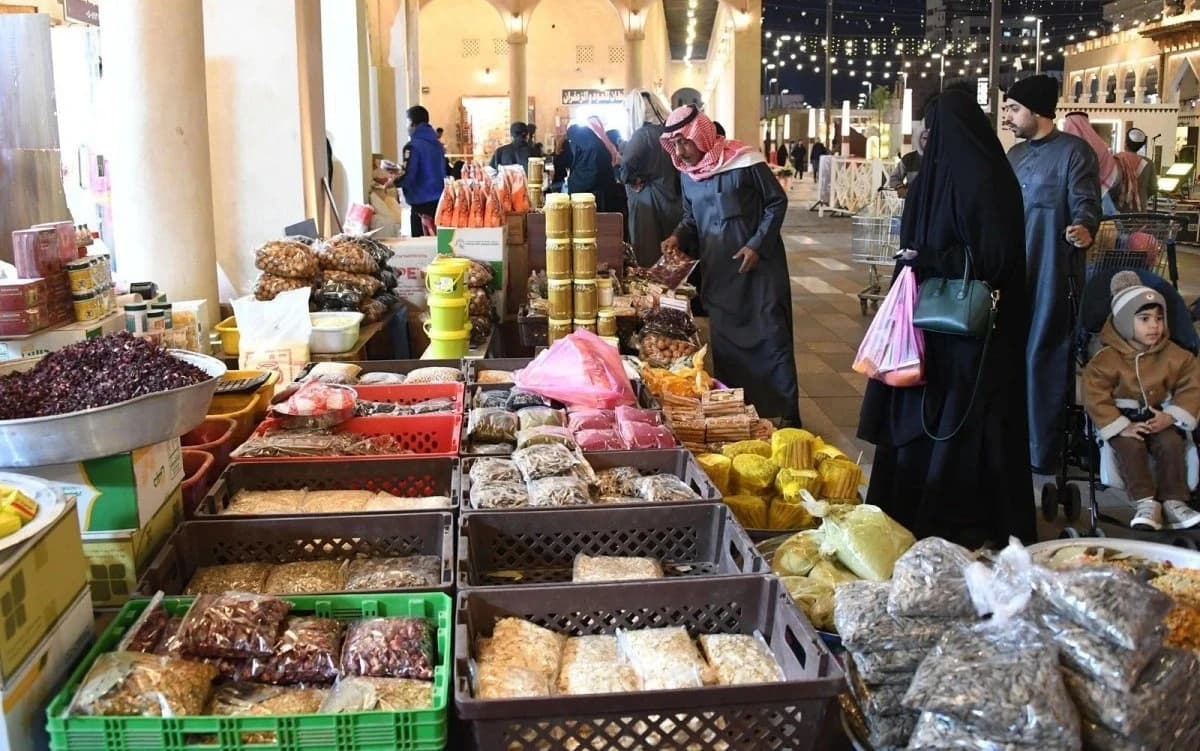 سوق العطارة السعودية تتحول للرقمنة في مواجهة المنتجات المعلبة ومنافسة المستوردة