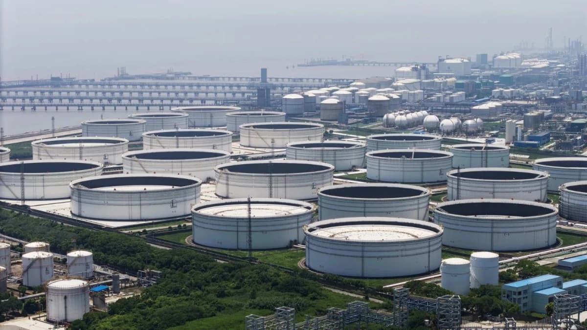 أسعار النفط تستقر بعد صعود مدفوع بالعقوبات والمفاوضات التجارية