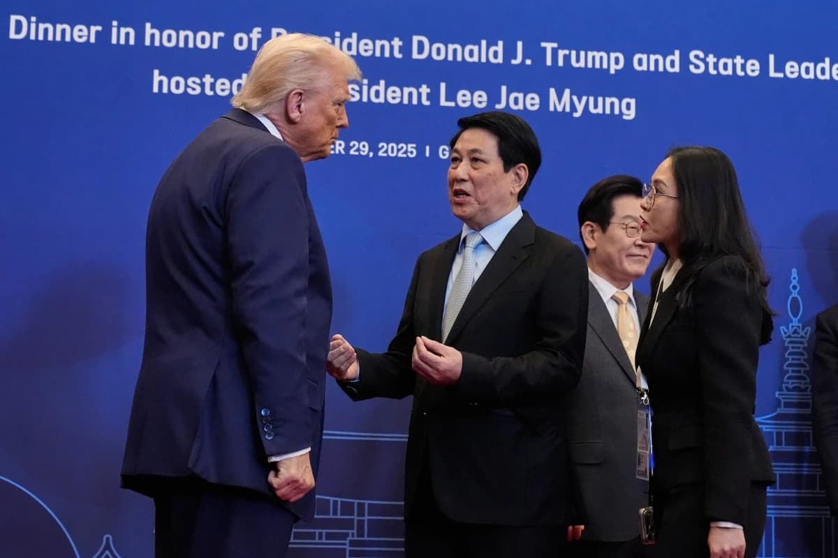 ترمب يغادر سيئول محمّلا بأوسمة وهدايا وسط تقدم حذر في مفاوضات التجارة