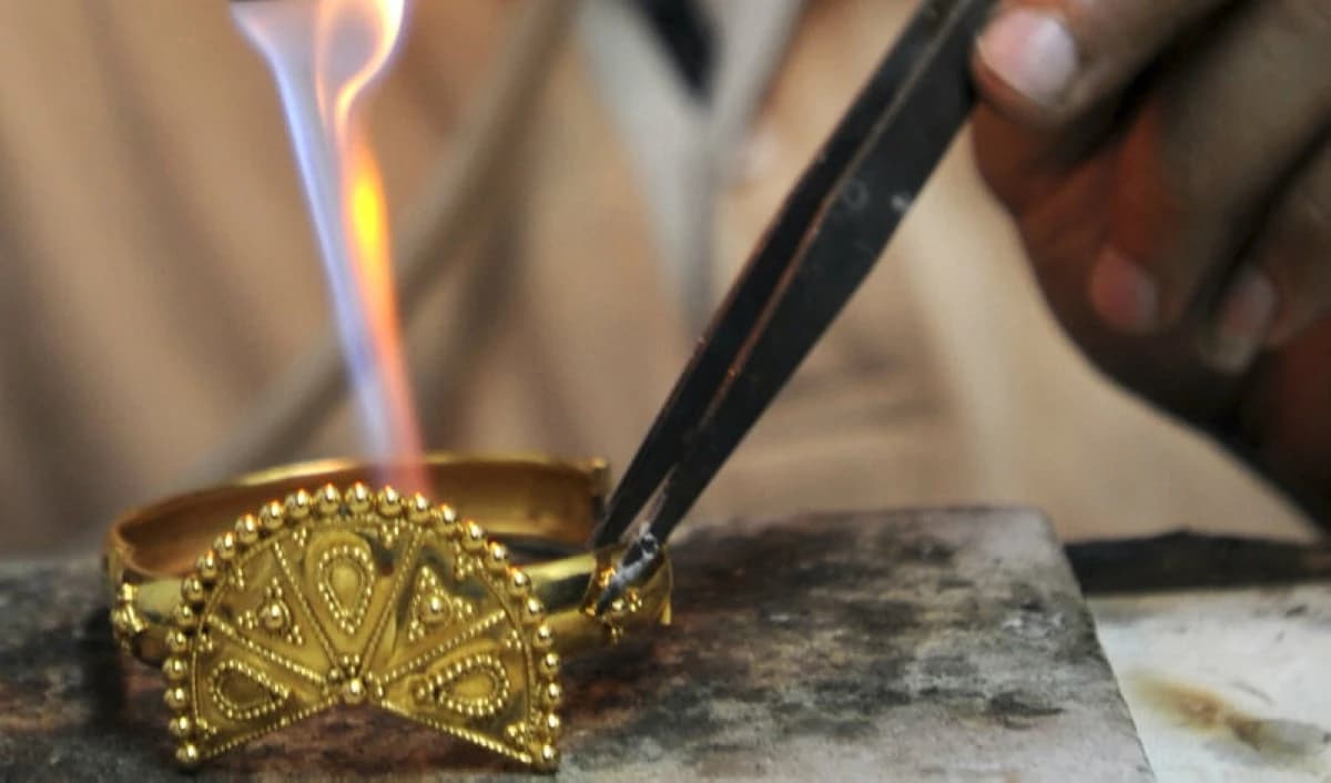 الذهب لا يفقد بريقه .. البنوك المركزية تواصل الشراء وسط ضعف الدولار