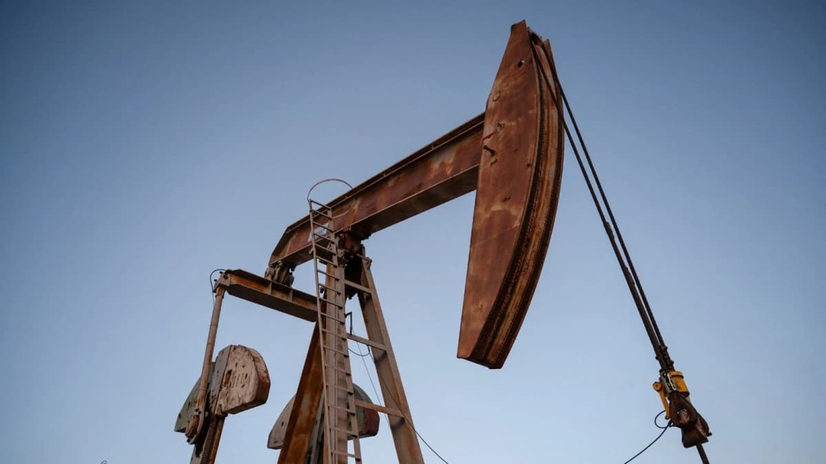 النفط يتجه لانخفاض للشهر الثالث مع صعود الدولار ووفرة المعروض