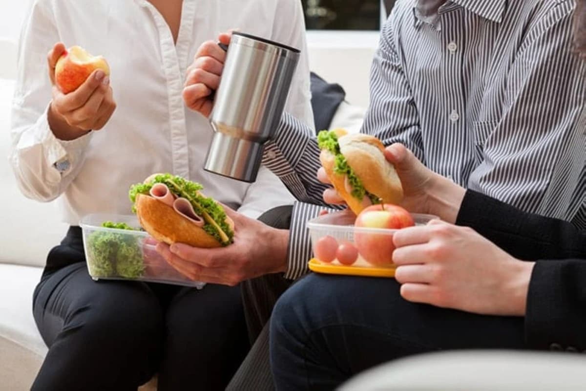    من وجبة يومية إلى ترف .. الغداء خلال العمل في أمريكا يكسر حاجز 100 دولار أسبوعيا 