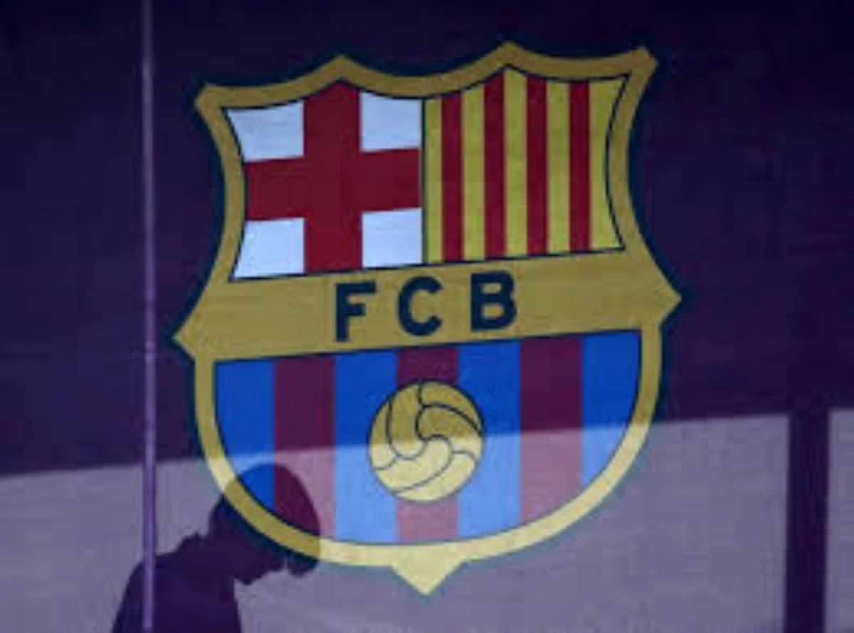 برشلونة يتشاجر مع سائقي الأجرة الكتالونيين بعد نشر "أوبر" أساطيل من المركبات بشعار النادي
