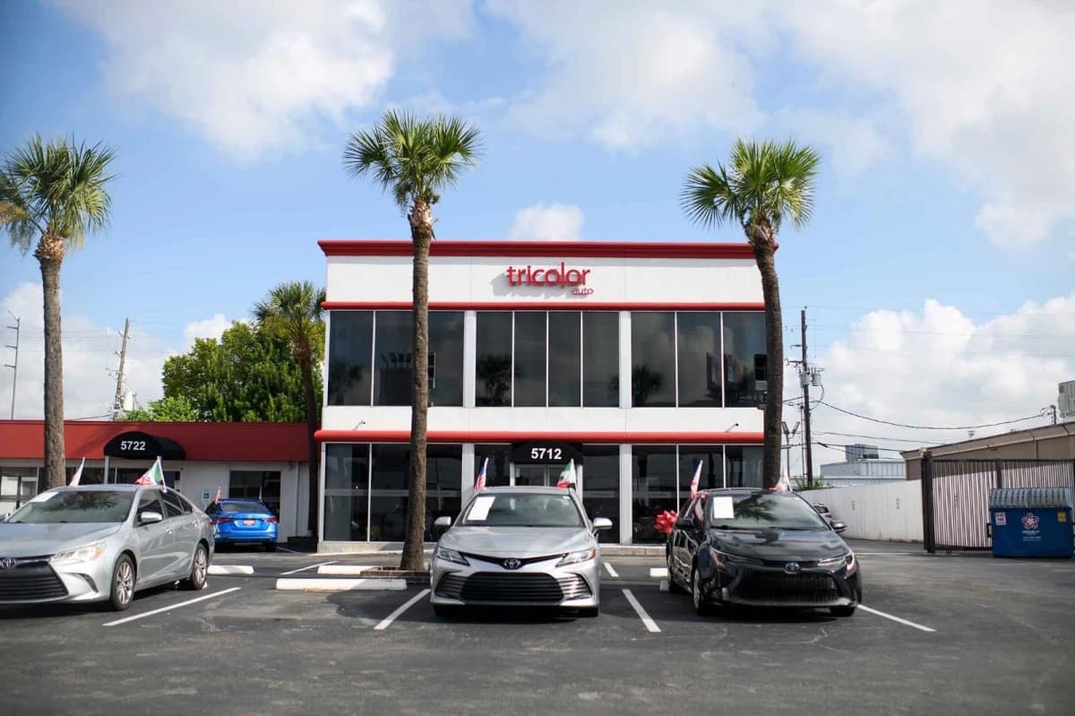 تصدعات شركات ائتمان تقرع جرس إنذار في وول ستريت