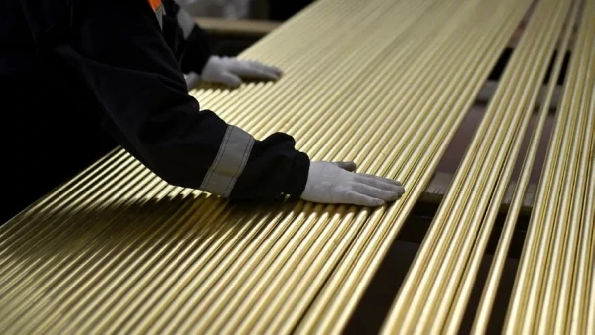 سعر الزنك يحوم قرب أعلى مستوياته في عام مع تراجع المخزونات