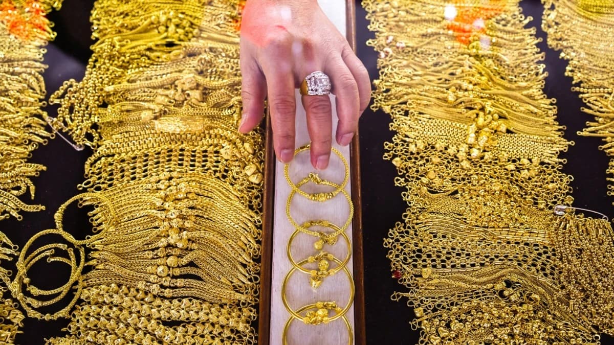 الذهب يتراجع بعد بيانات أمريكية قلصت توقعات خفض الفائدة