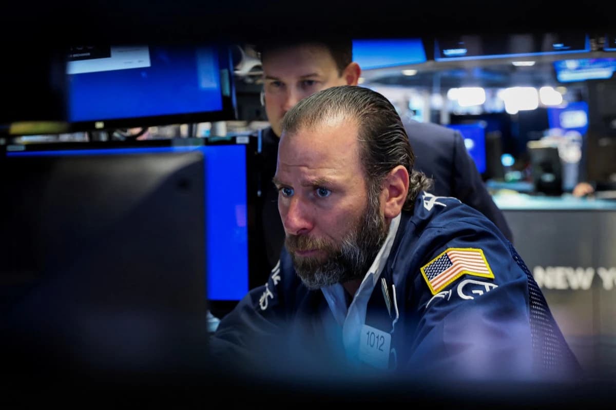 وول ستريت تتراجع وسط ضغوط تقييمات التكنولوجيا ومخاوف الاقتصاد