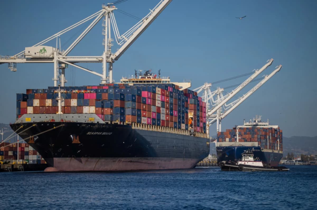 تعليق متبادل لتحقيقات الشحن البحري بين أمريكا والصين