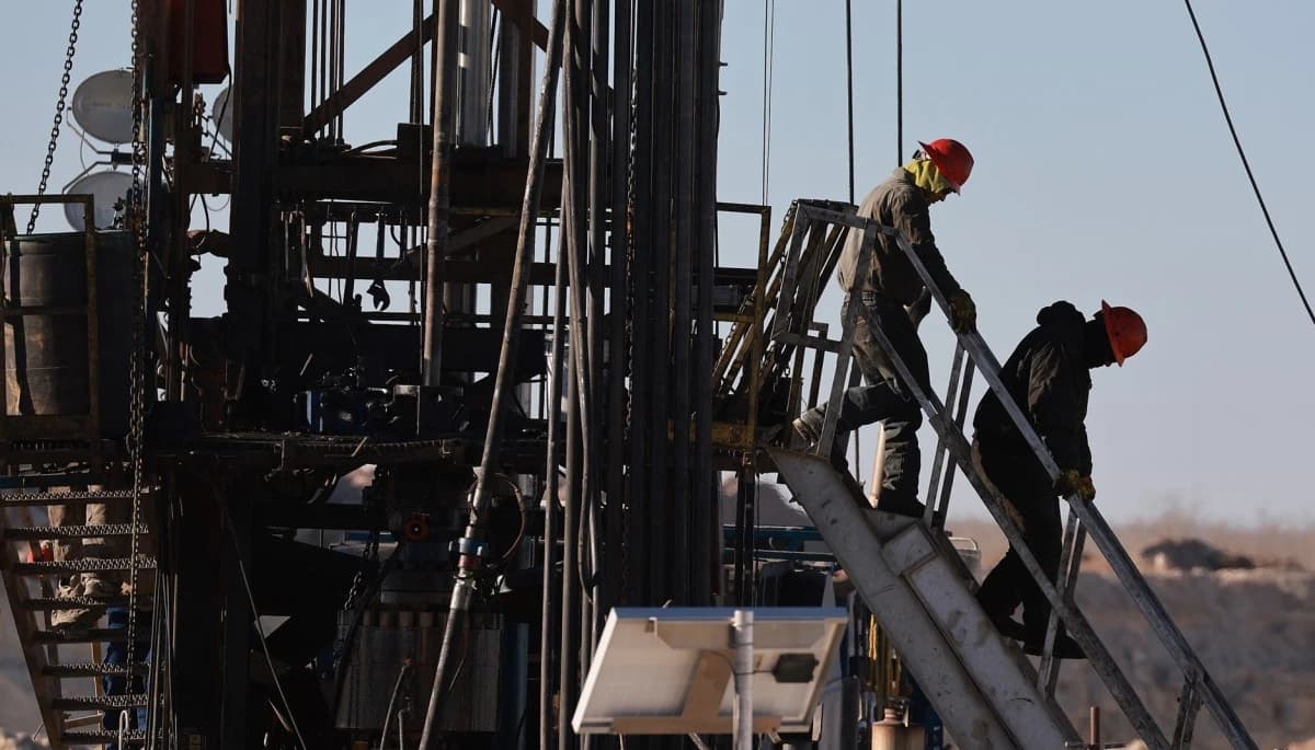 النفط يواصل خسائره بفعل زيادة المخزونات الأمريكية