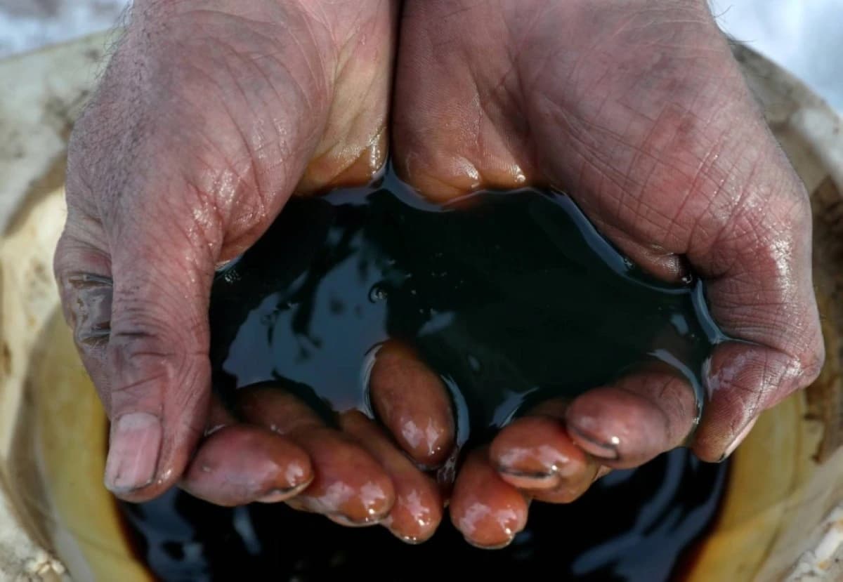 النفط يستقر بعد استئناف التحميل في مركز تصدير روسي