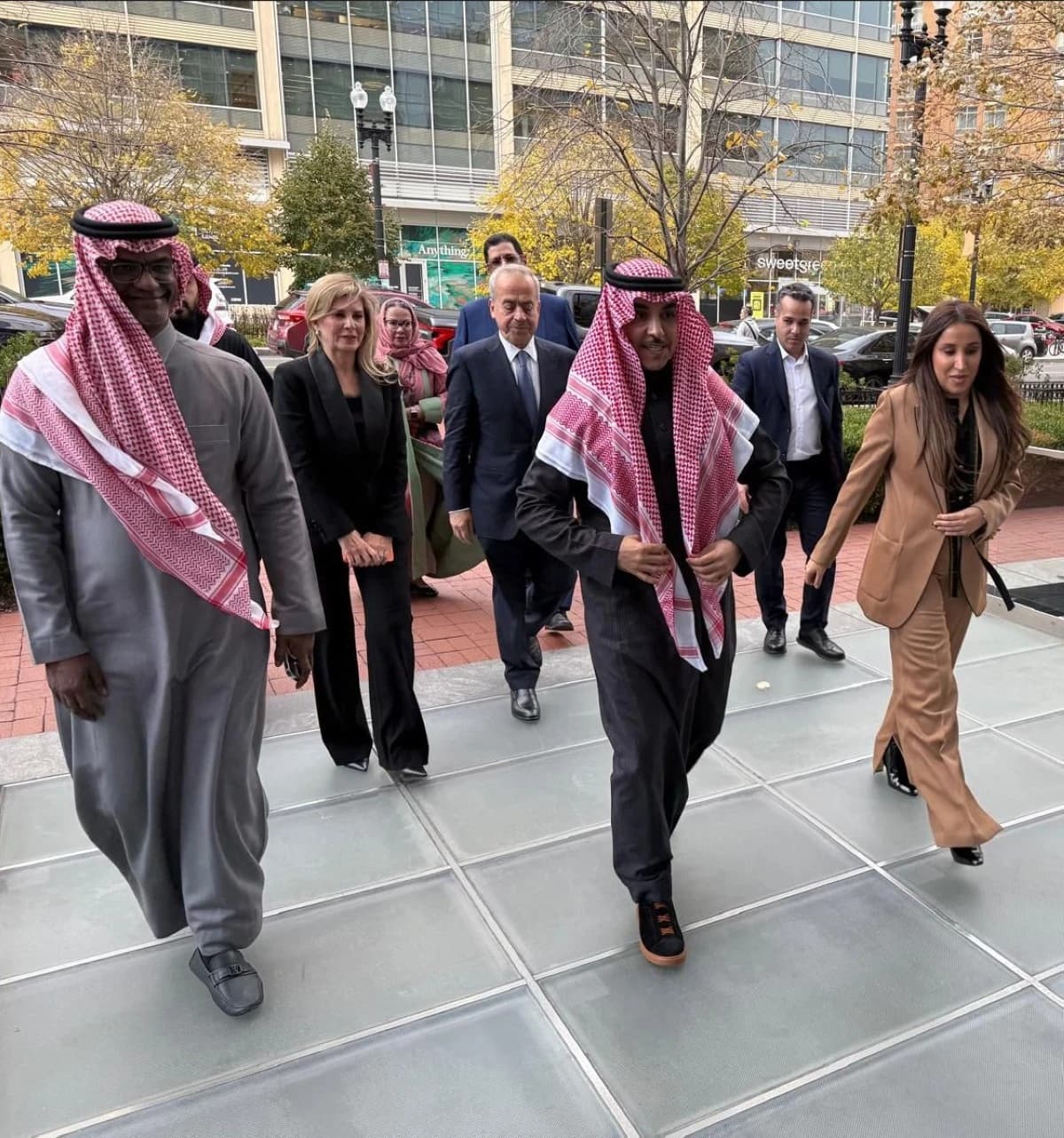 وزير الإعلام السعودي يزور مكتب قناة "الشرق" في واشنطن