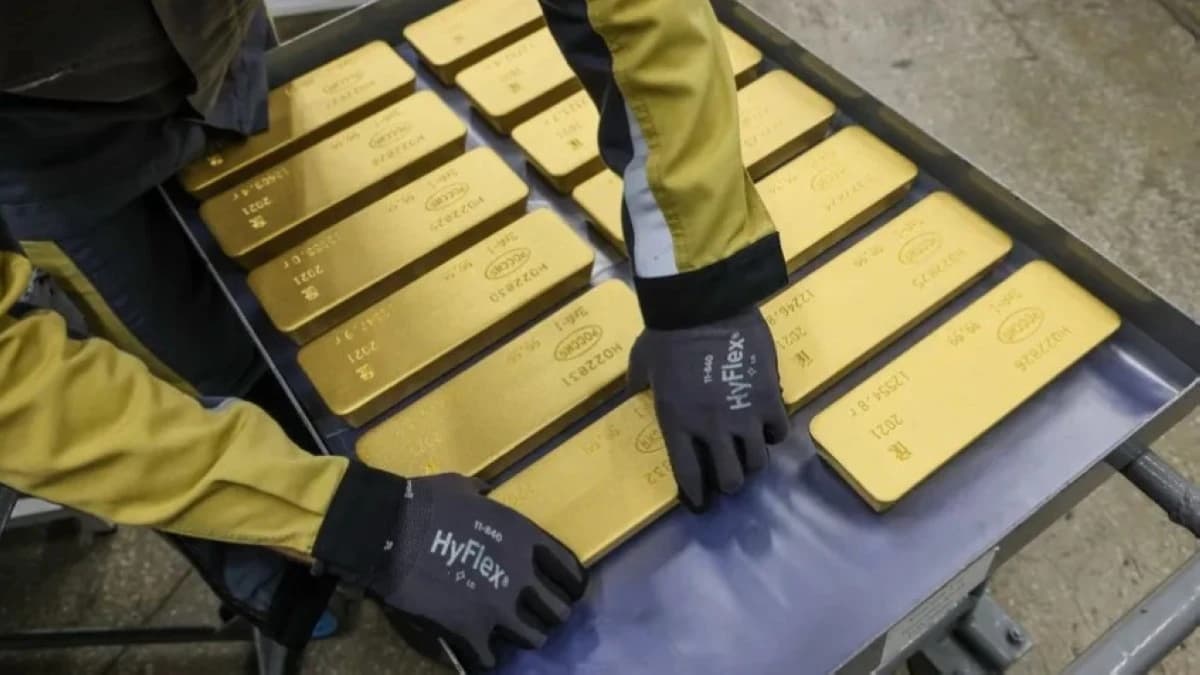 سعر الذهب يتجه لتسجيل خسارة أسبوعية طفيفة مع تضاؤل فرص خفض الفائدة