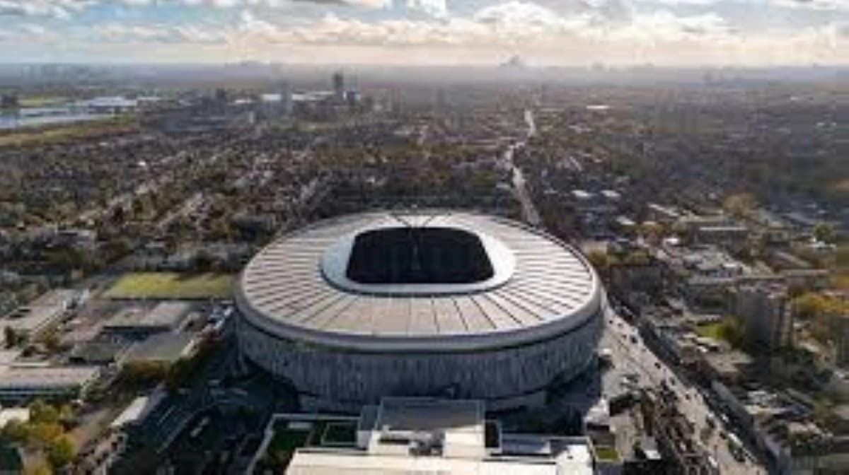 تسليم أعمدة سقف ملعب "نو ميستايا" .. لماذا تتغير ميزانيات بناء الملاعب؟