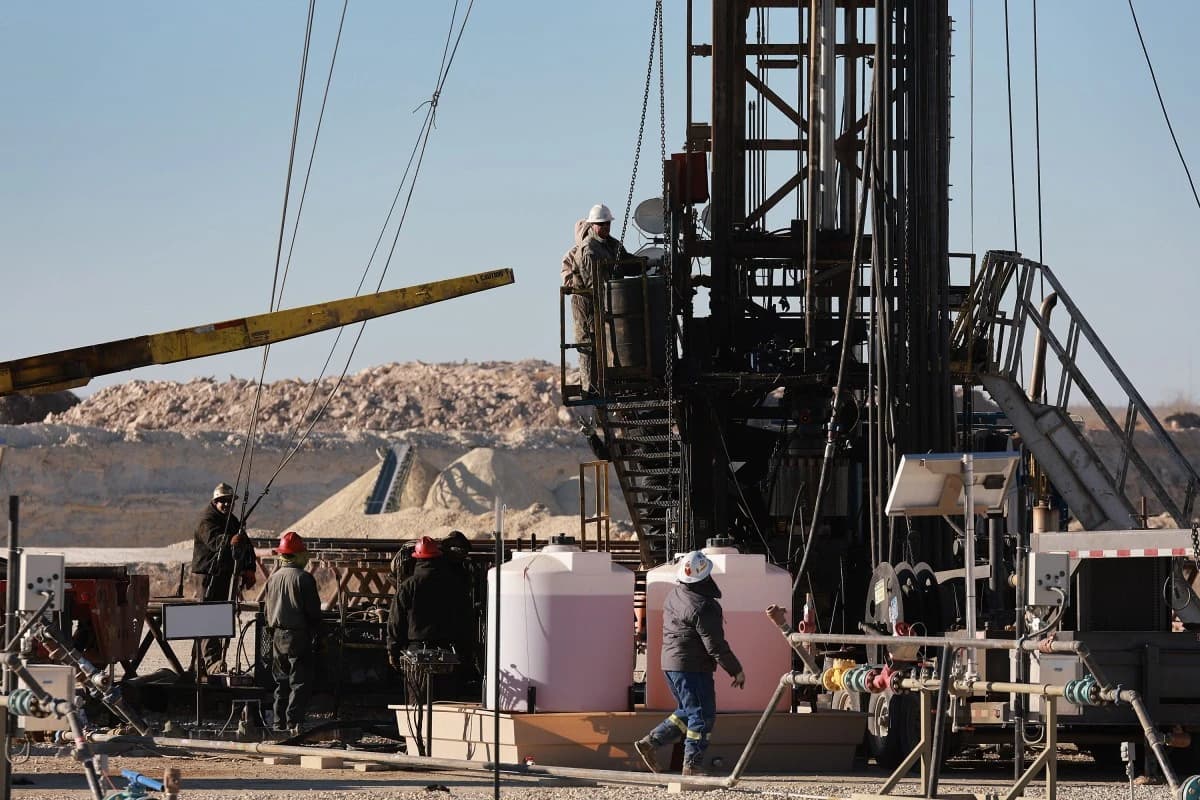 أسعار النفط تتجه لتسجيل ارتفاع أسبوعي 1 % بدعم من "الفائدة"