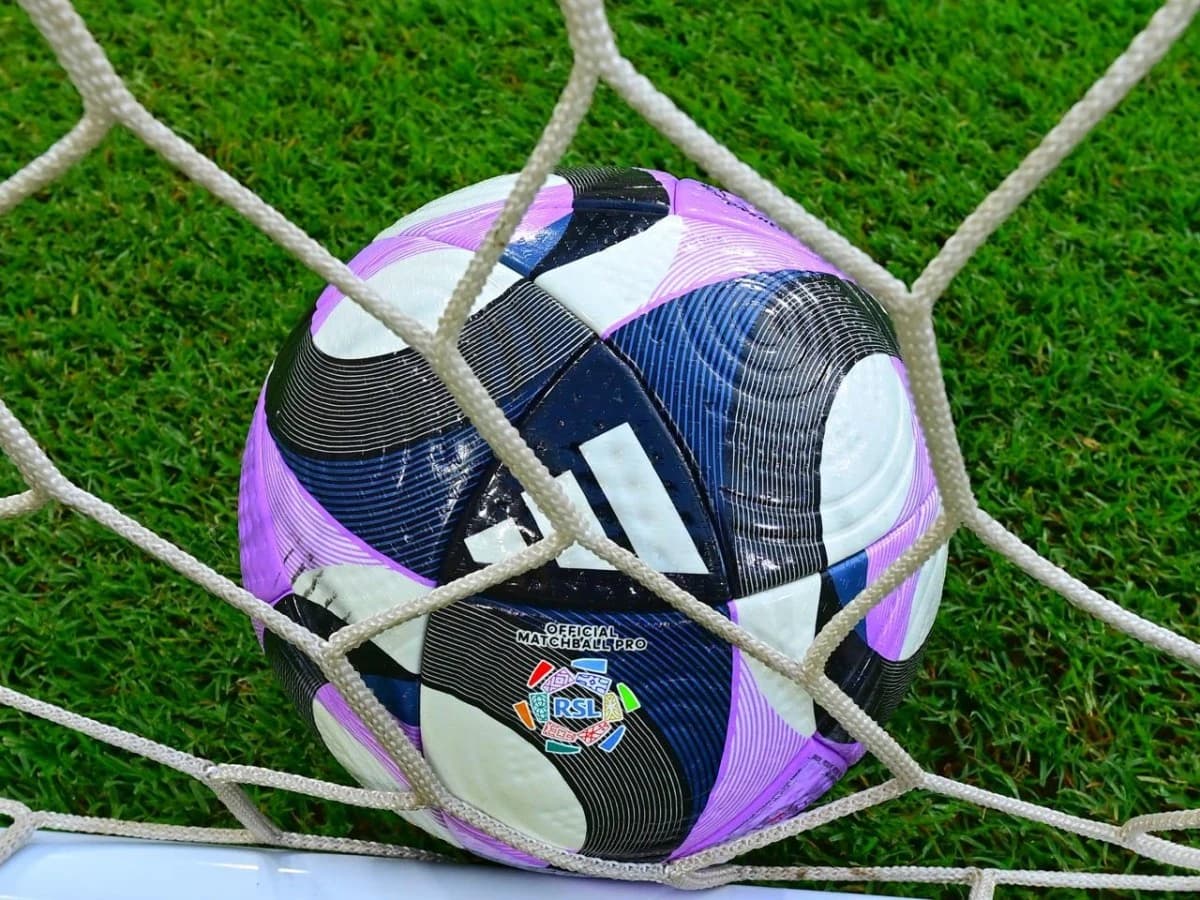 "الرقابة المالية" تغرم الشباب وضمك 3 ملايين ريال لمخالفتهما التوقيع مع اللاعبين