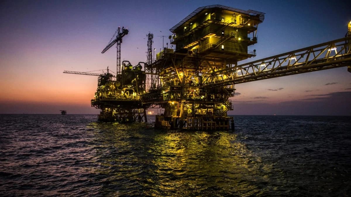 ارتفاع أسعار النفط بعد إبقاء "أوبك+" مستويات الإنتاج دون تغيير