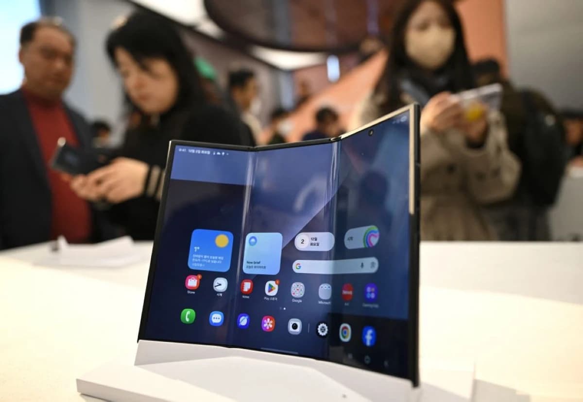 "سامسونج" تكشف عن أول هاتف ثلاثي الطي