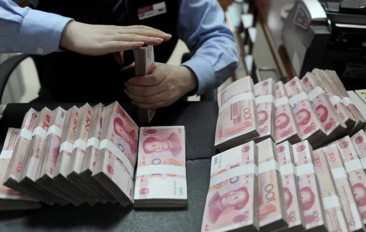 اليوان يتجه لأفضل أداء سنوي منذ 2020 متحدياً الضغوط التجارية