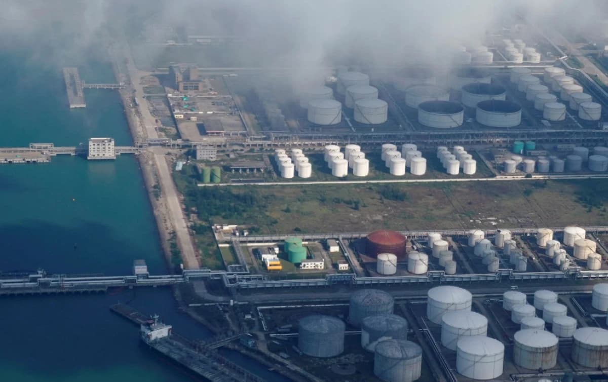 الصين تشعل مخاوف تخمة بتروكيماويات عالمية مع طفرة المصانع الجديدة