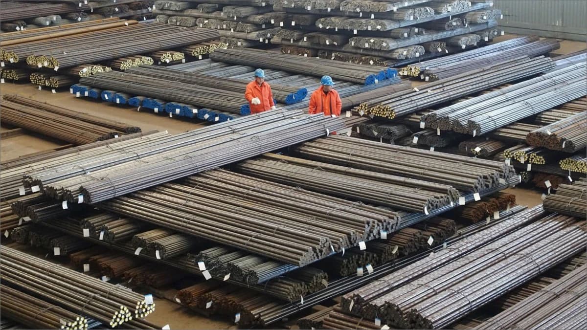 سعر الحديد يهبط بضغط من الضعف الموسمي وترقب سياسات الصين