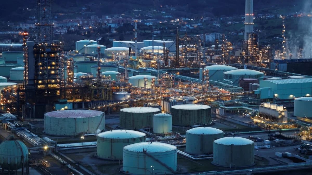 النفط عند أعلى مستوى في أسبوعين بدعم خفض متوقع للفائدة ومخاطر جيوسياسية 