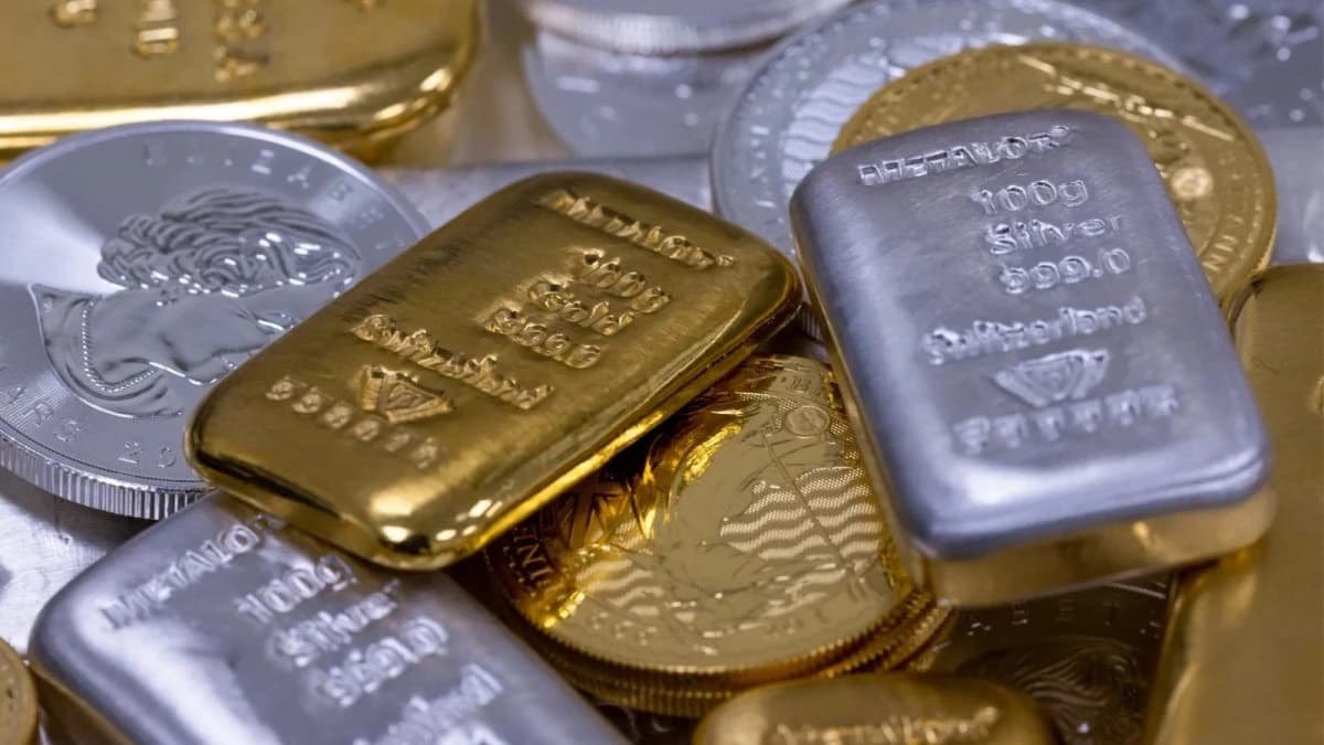 الذهب يهبط بعد خفض الفائدة .. والفضة عند مستوى قياسي مرتفع