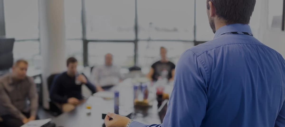 فن تفويض المهام.. ما أكبر خطأ يرتكبه المديرون؟