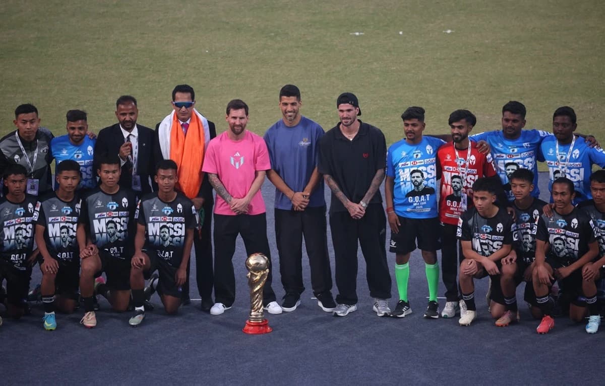 سماء الهند أمطرت على ميسي ورقا .. المصافحة وصلت إلى 120 ألف دولار